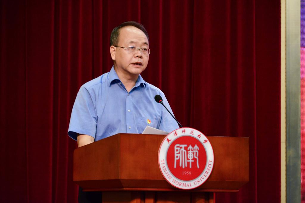 校党委副书记宣读表彰决定