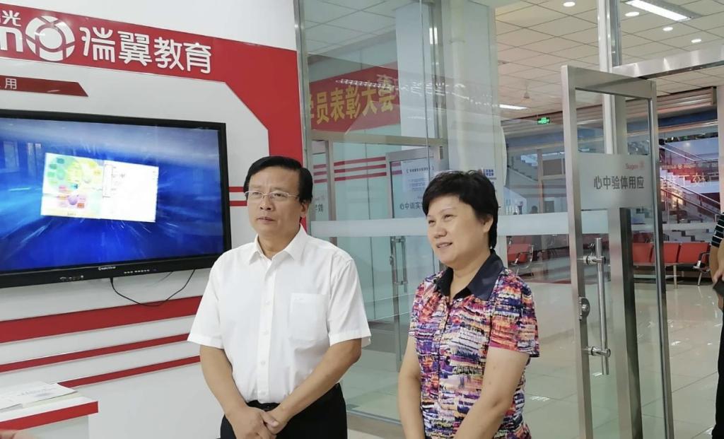 张玲书记与河北民族师范学院校长杨宏交谈